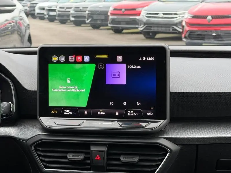 Vue intérieure centrée sur l'écran tactile du tableau de bord de la SEAT LEON 2.0 TDI 115ch STYLE XL 2025, affichage multimédia.