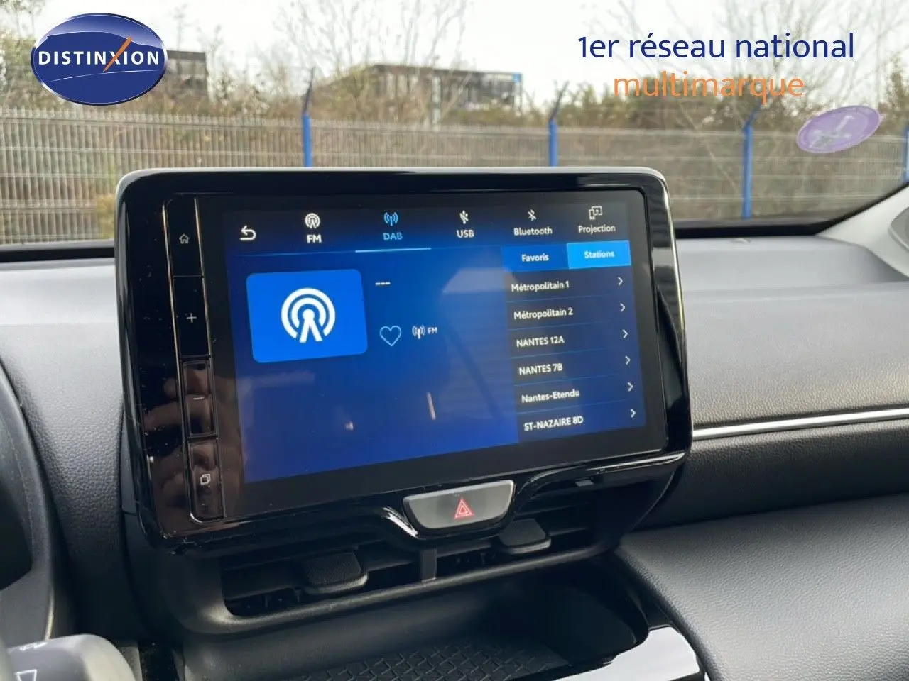 Vue intérieure centrée sur l’écran tactile multimédia du tableau de bord de la Toyota Yaris Cross 2024.