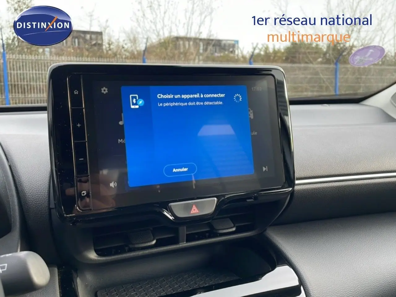 Vue intérieure centrée sur l'écran tactile du tableau de bord de la Toyota Yaris Cross 2024 hybride.