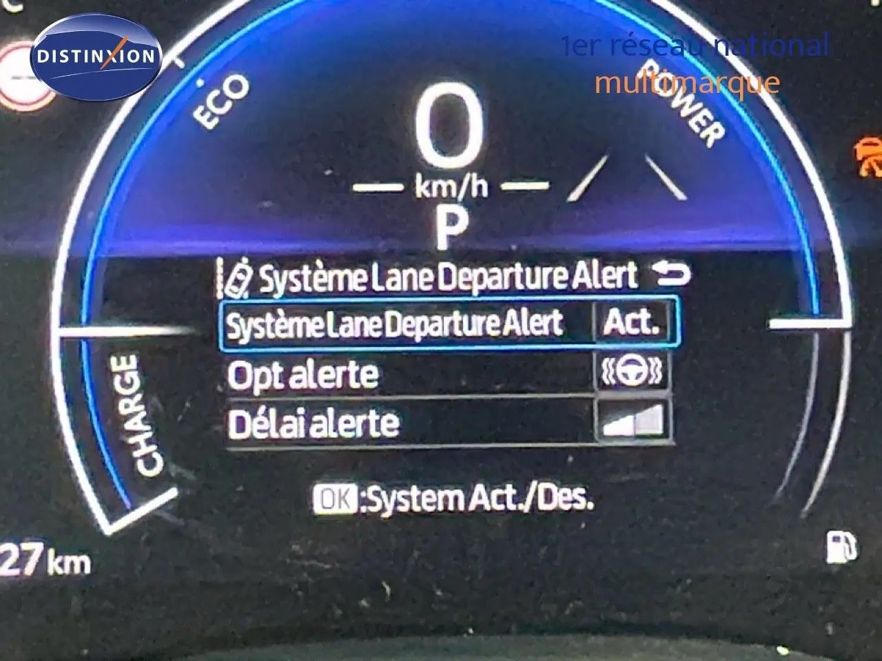 Tableau de bord numérique de Toyota Yaris Cross 2024 affichant le système d'alerte de franchissement de ligne en mode activé.