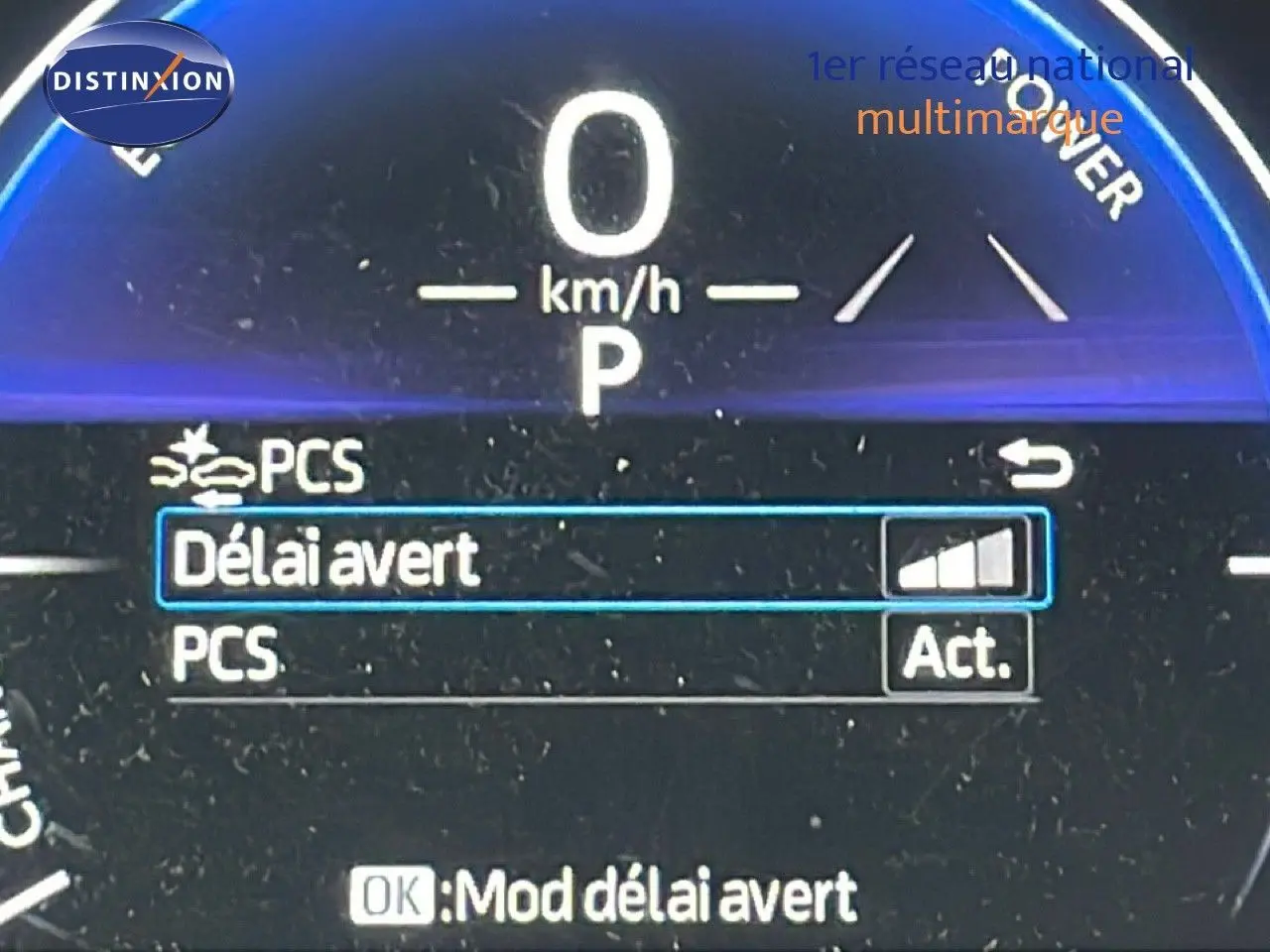 Gros plan sur le tableau de bord numérique de la Toyota Yaris Cross 2024, affichant le mode "Délai avert" activé.
