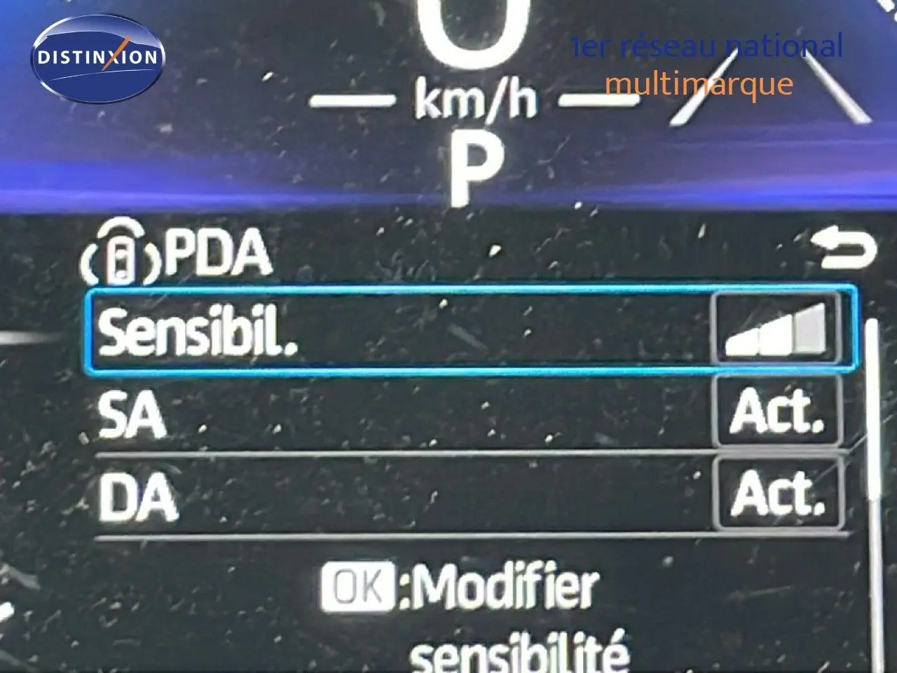 Affichage du tableau de bord numérique de la Toyota Yaris Cross 2024, montrant les réglages d'assistance à la conduite.