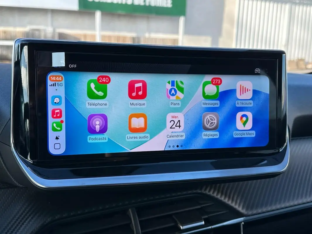 Écran tactile du tableau de bord de la Peugeot 208 Hybrid 110 blanc, affichant les applications connectées.