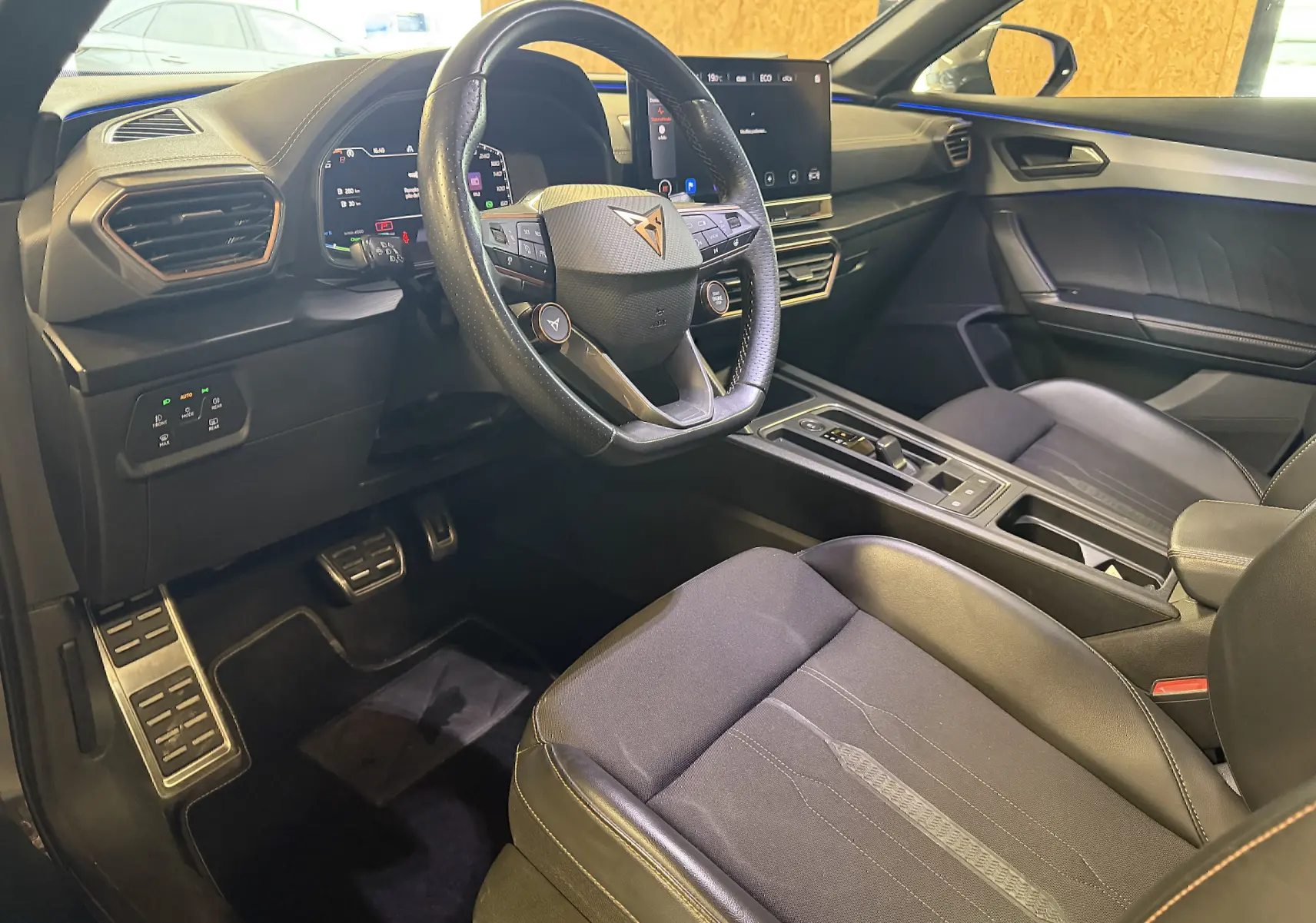 Intérieur noir du CUPRA Formentor 1.4 Hybrid 245 DSG6 VZ vu côté conducteur, volant sport et écran tactile central.