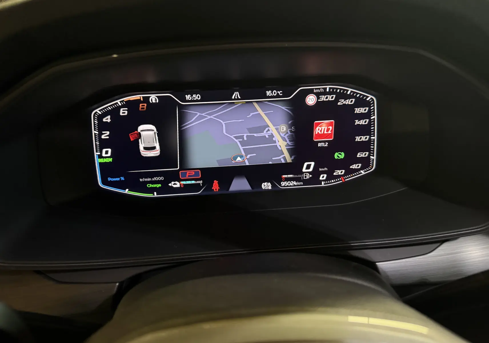 Vue rapprochée du tableau de bord numérique de la CUPRA Formentor 1.4 Hybrid 245 DSG6 avec affichage cartographique et compteurs digitaux.