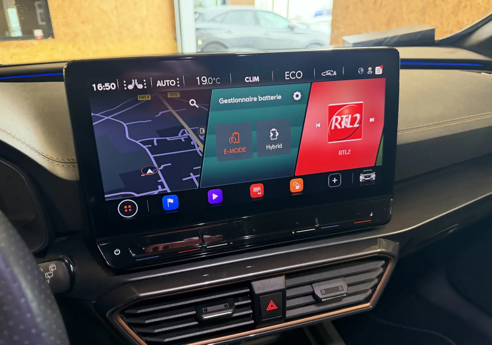 Écran tactile central du tableau de bord de la CUPRA Formentor gris clair, affichant le gestionnaire batterie et la radio RTL2.