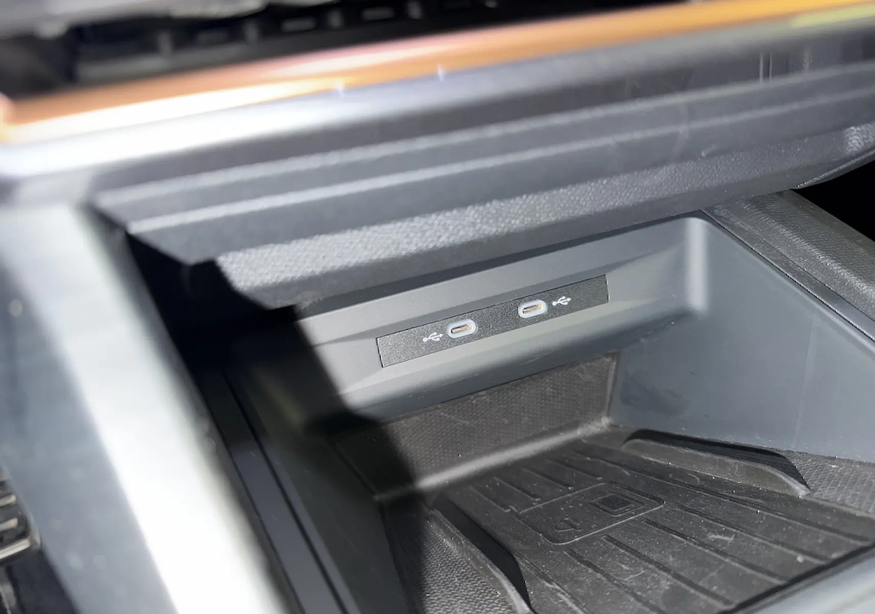 Gros plan sur la console centrale du CUPRA Formentor gris clair, montrant deux ports USB-C intégrés.