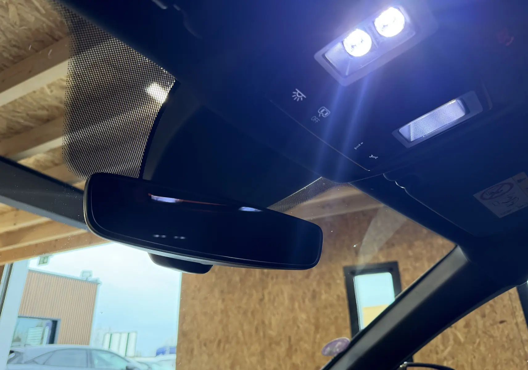 Vue intérieure du rétroviseur central et plafonnier avec éclairage LED d'une CUPRA Formentor gris clair hybride rechargeable 2023.