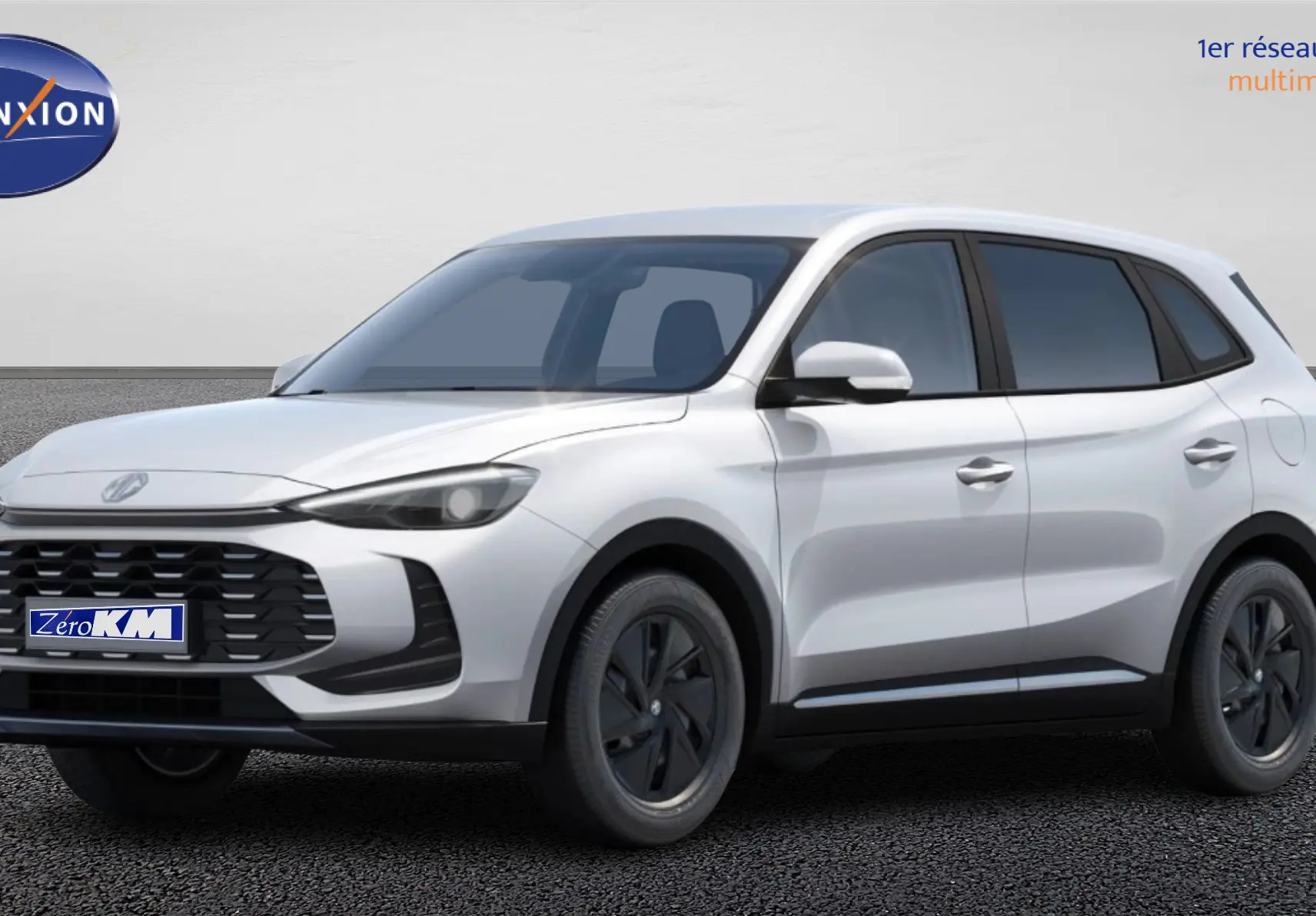 MG ZS 1.5 L Hybrid+ blanc Dover White en 3/4 avant droit avec calandre noire et jantes noires.