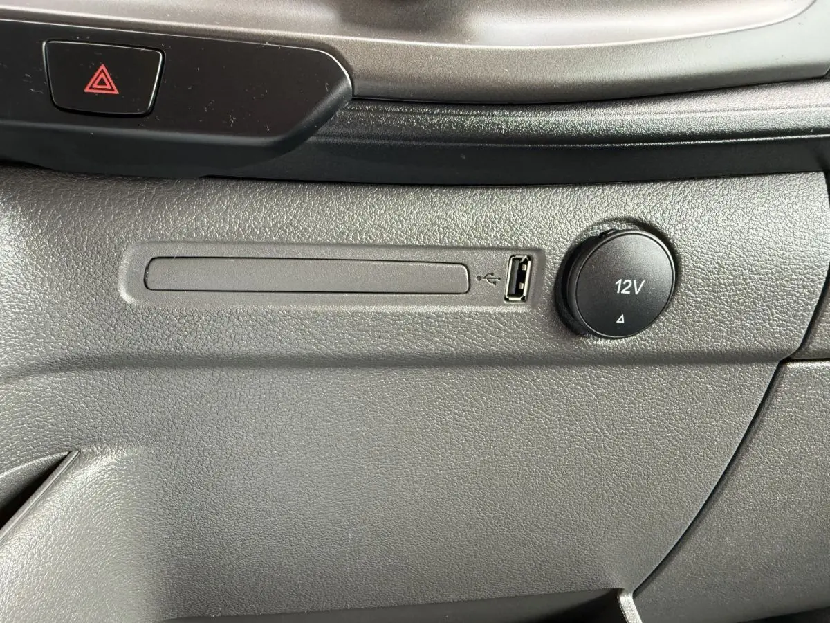 Détail de la console centrale du Ford Transit Fourgon 2024, montrant la prise USB et la prise 12V noire.