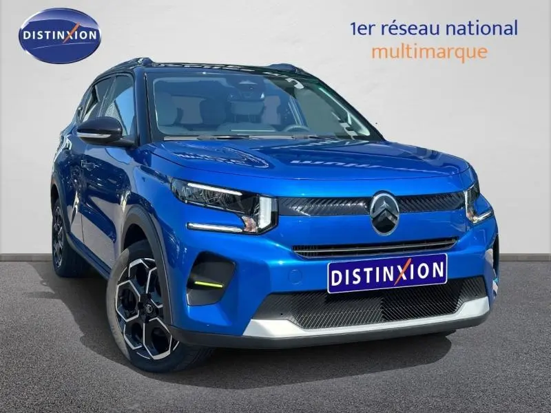Citroën C3 2025 Bright Blue 3/4 avant droit avec toit noir et jantes alu distinctives.
