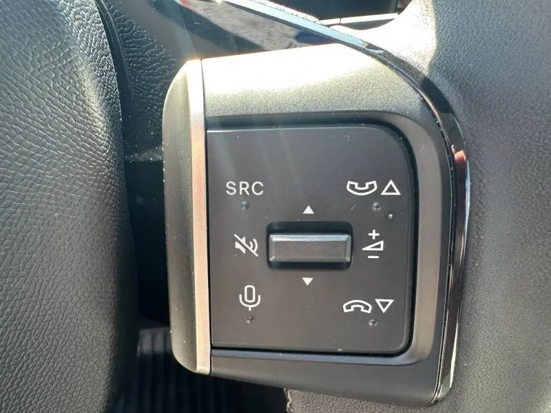 Gros plan sur les commandes audio et téléphone au volant d'une Citroën C3 2025, finition Bright Blue avec toit noir.