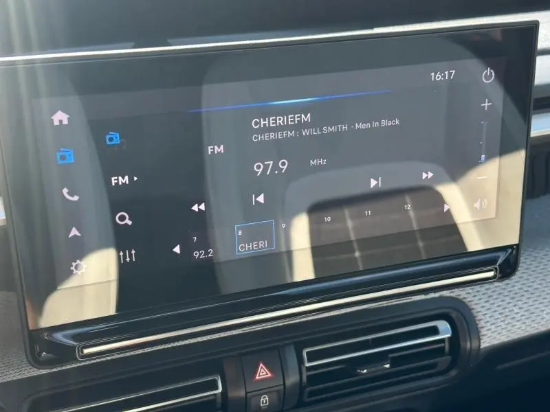 Écran tactile central de la Citroën C3 2025 affichant la radio FM sur la fréquence 97.9 MHz, interface moderne.