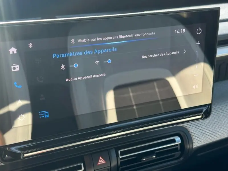 Écran tactile central de la Citroën C3 2025 affichant les paramètres Bluetooth, avec tableau de bord clair en arrière-plan.