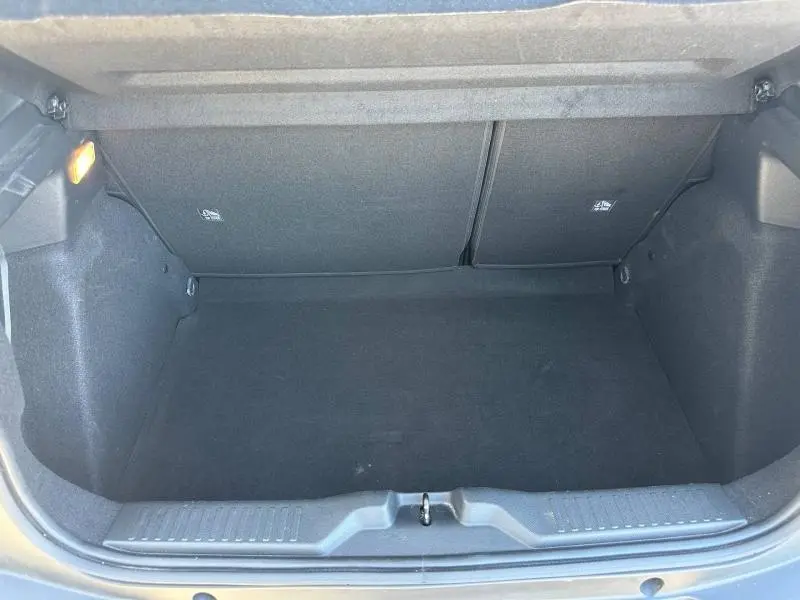 Coffre ouvert vu de face d'une Citroën C3 2025, intérieur noir spacieux et propre sans chargement visible.