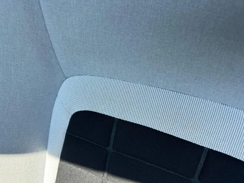 Gros plan sur le tissu clair et noir du siège avant de la Citroën C3 2025, soulignant la texture et les finitions.