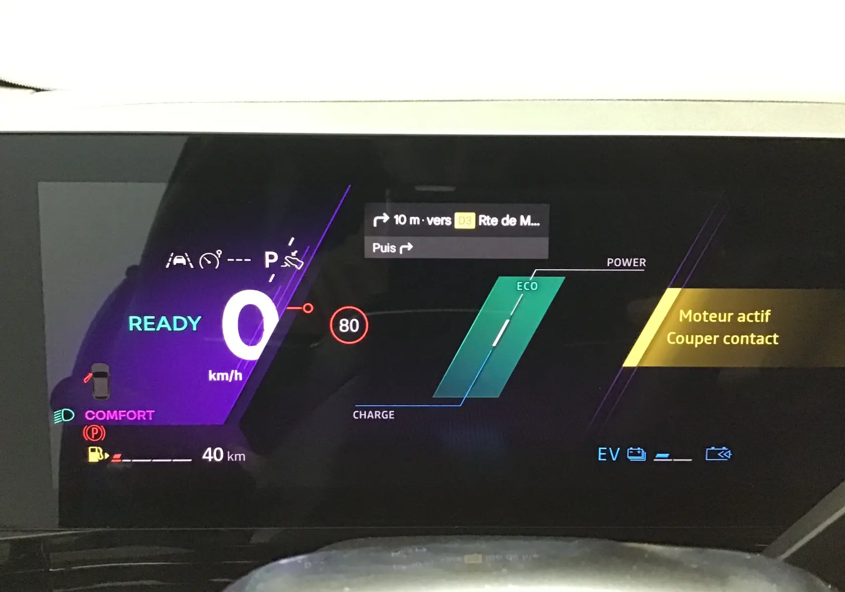 Tableau de bord numérique 12,3'' du Renault Rafale bleu sommet, affichant vitesse, mode confort et état hybride.