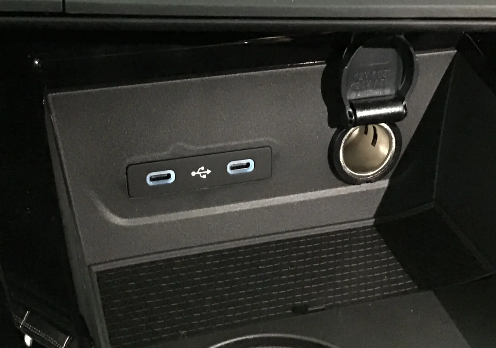 Prise allume-cigare et double port USB-C intégrés dans la console centrale d'une Renault Rafale 2025.