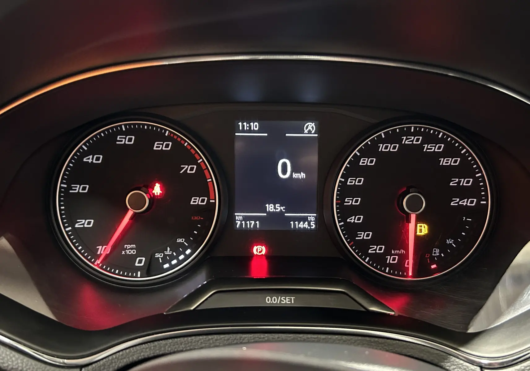 Tableau de bord de SEAT Ibiza 2019, affichage digital au centre avec compte-tours et vitesse en veille.