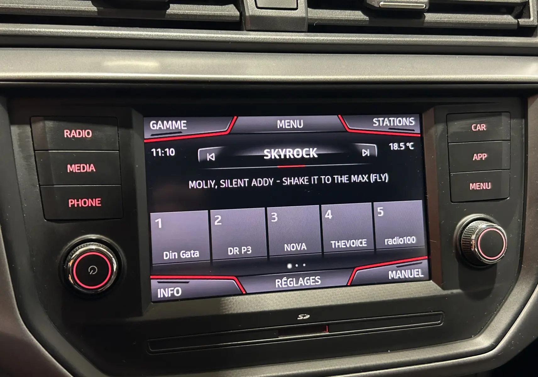 Écran tactile central de la SEAT Ibiza 2019 affichant la radio Skyrock avec commandes multimédia autour.