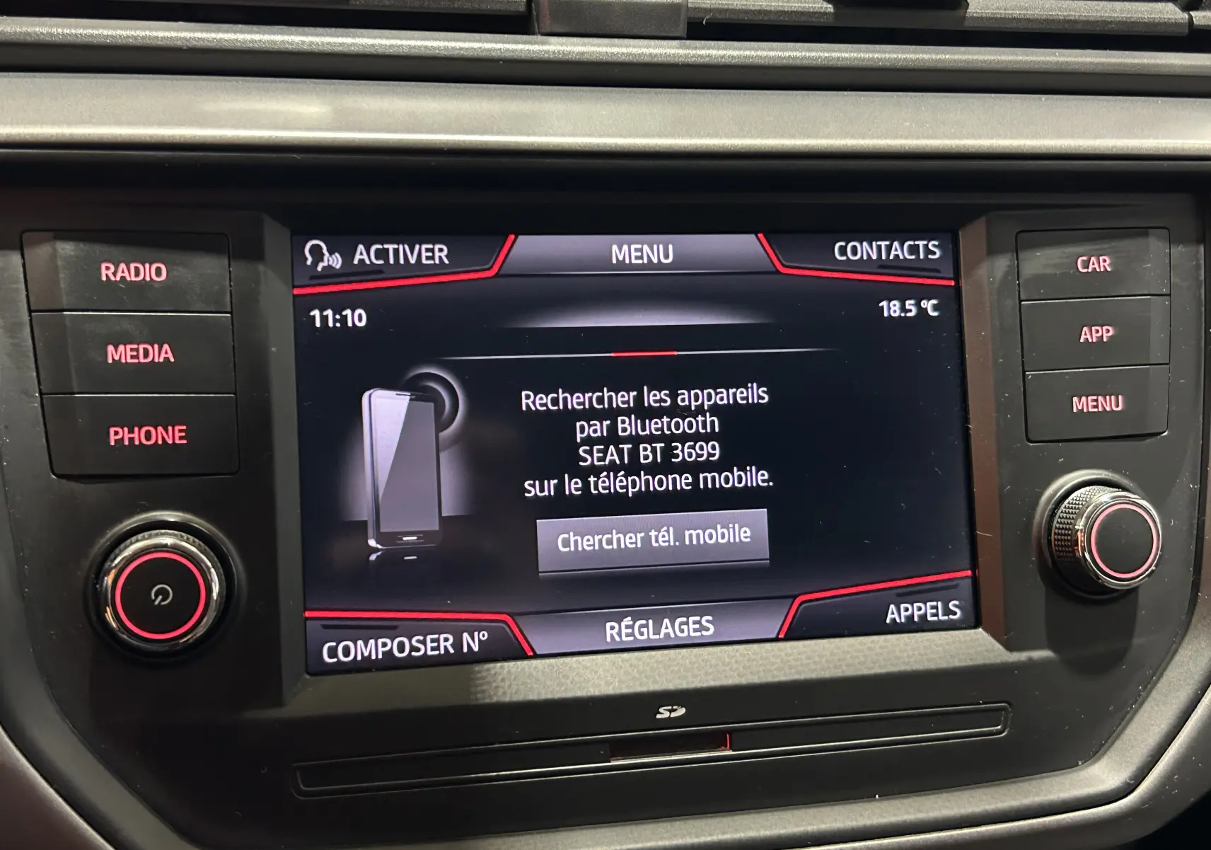 Écran tactile central de la SEAT Ibiza 2019 affichant le menu Bluetooth avec boutons radio et média visibles.