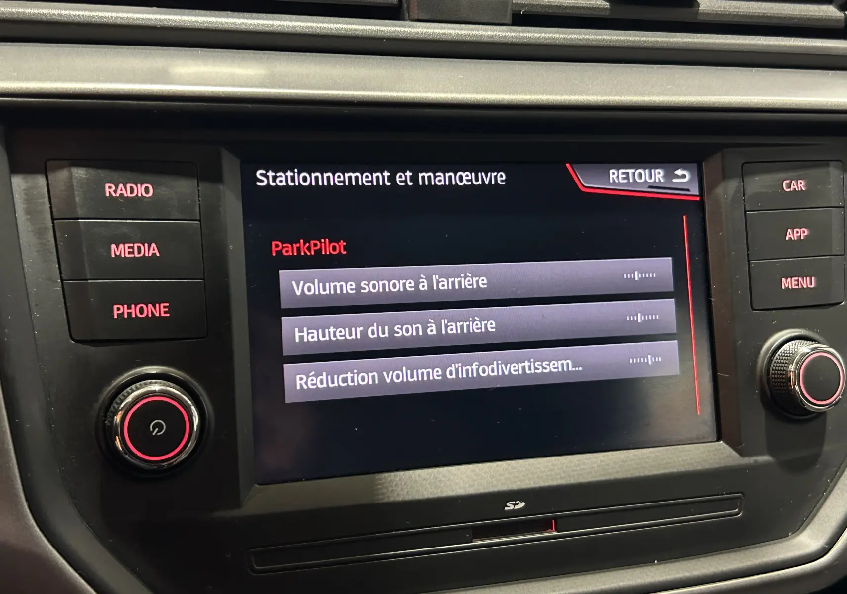 Écran central de la SEAT Ibiza blanc 2019 montrant les réglages ParkPilot pour le stationnement et la manœuvre.