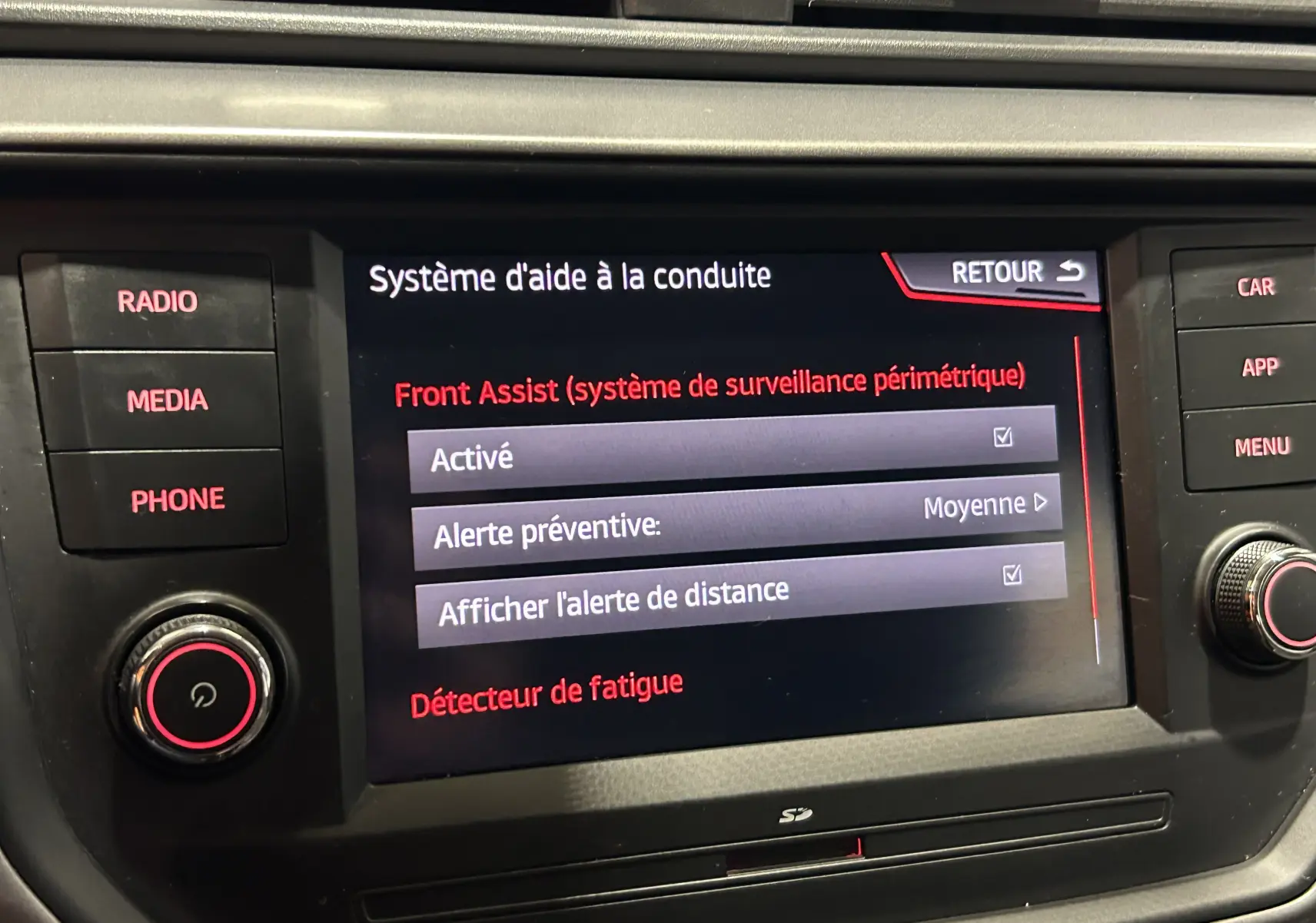 Écran central de la SEAT Ibiza 2019 affichant les réglages du système d'aide à la conduite avec menu en français.