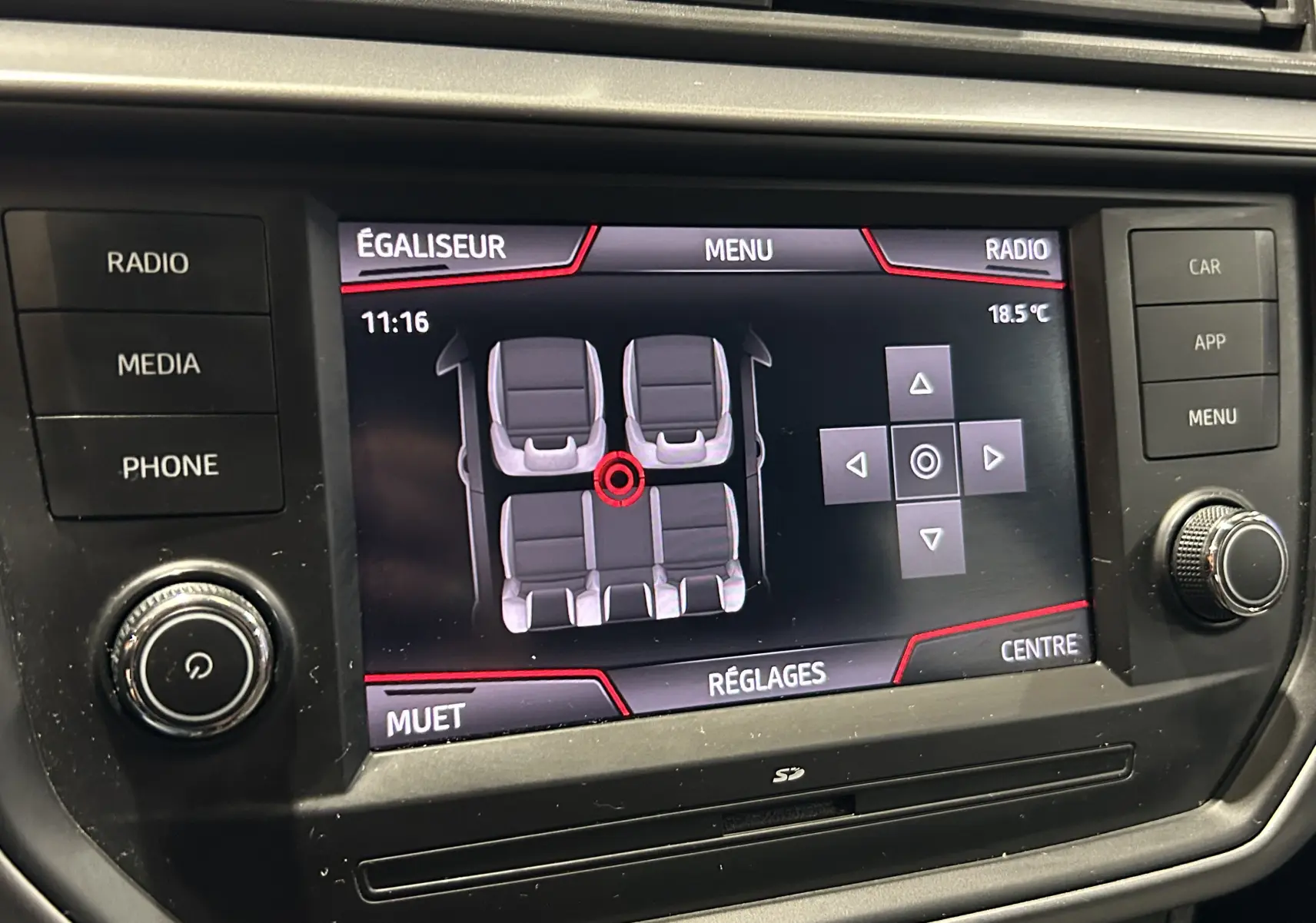 Écran central de la SEAT Ibiza 2019 montrant le réglage de l'égaliseur avec interface tactile et boutons latéraux.