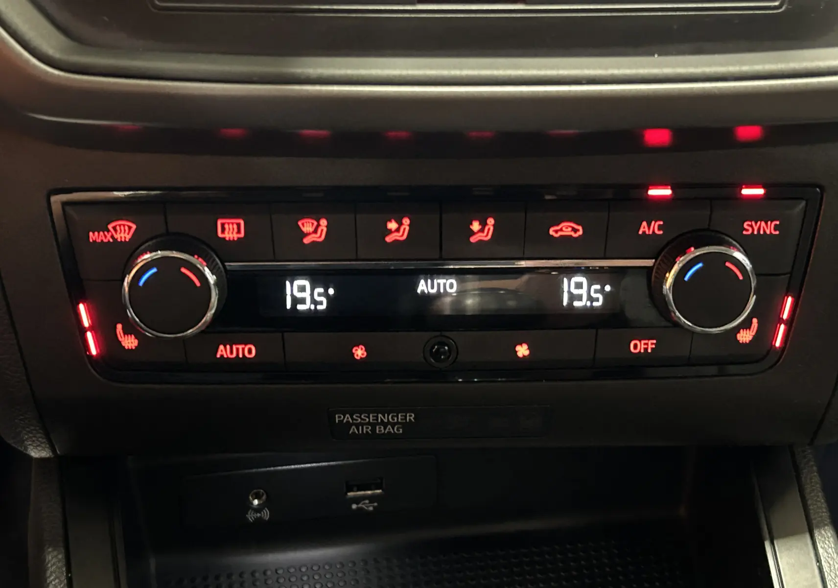Panneau de climatisation avec réglages numériques et sièges chauffants dans une SEAT IBIZA blanche 2019.