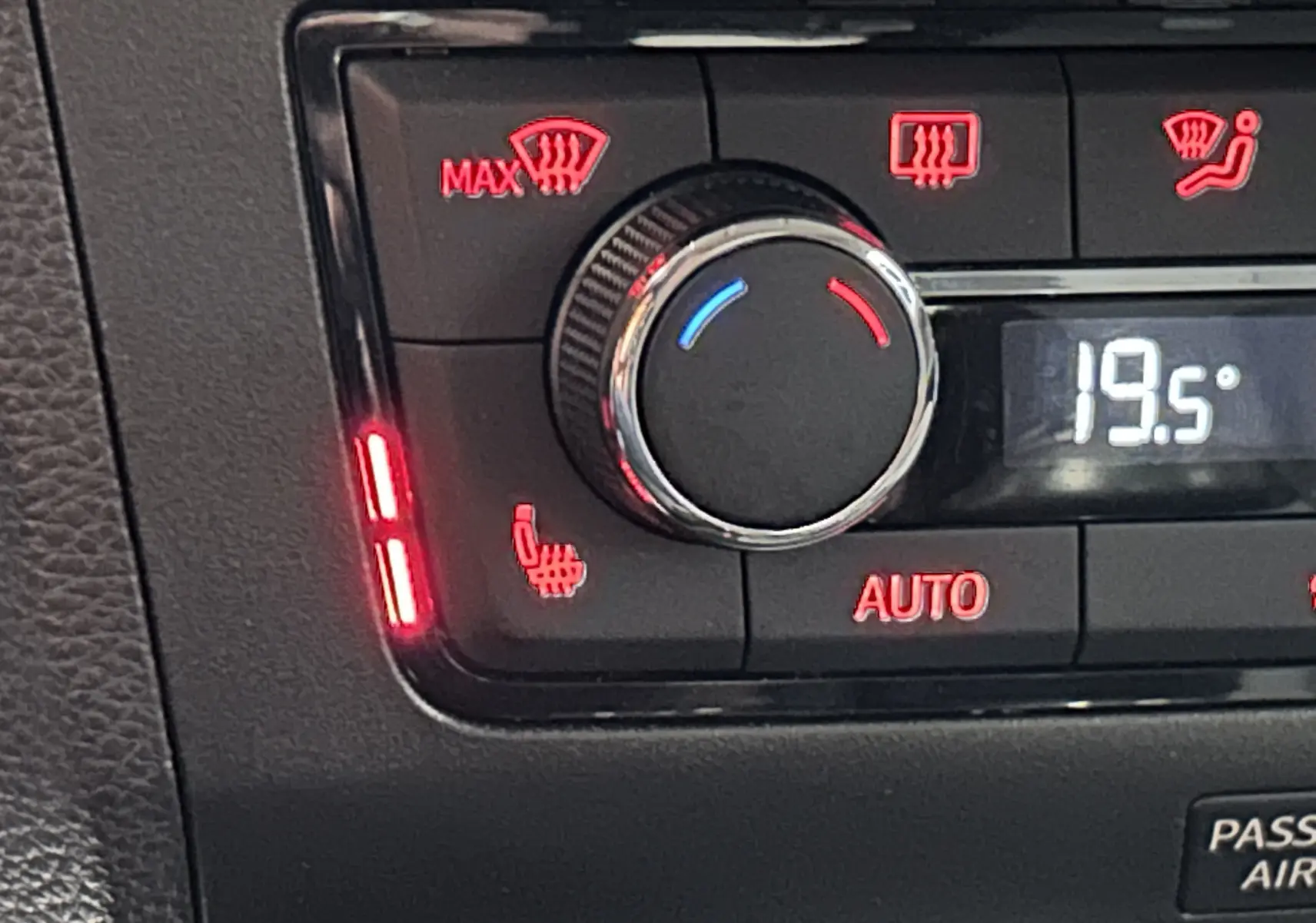 Gros plan sur la commande de climatisation et sièges chauffants du tableau de bord d'une SEAT Ibiza blanche 2019.