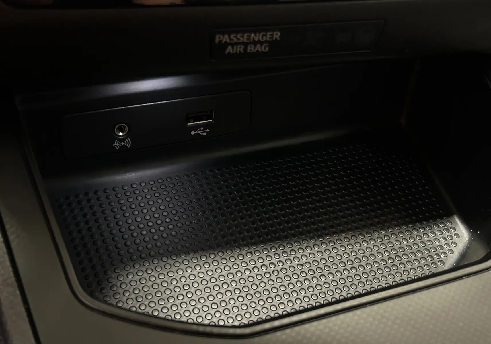 Gros plan sur la connectique USB et prise jack dans le rangement central de la SEAT IBIZA blanche 2019.