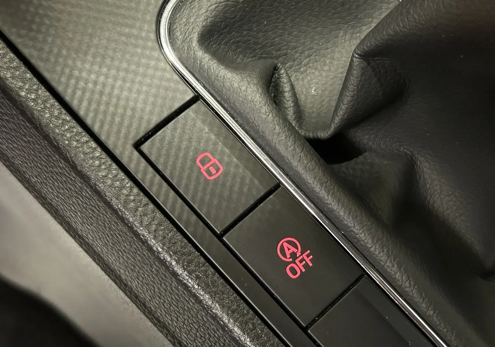Gros plan sur les boutons de commande près du levier de vitesse d'une SEAT Ibiza blanche, version Style 2019.