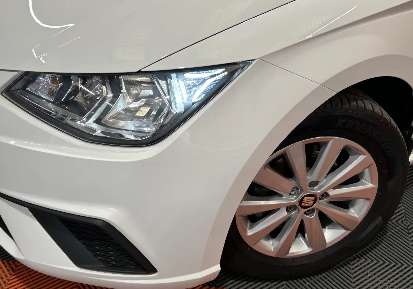 Gros plan sur l'avant droit blanc d'une SEAT Ibiza 2019, mettant en valeur le phare LED et la jante alliage.
