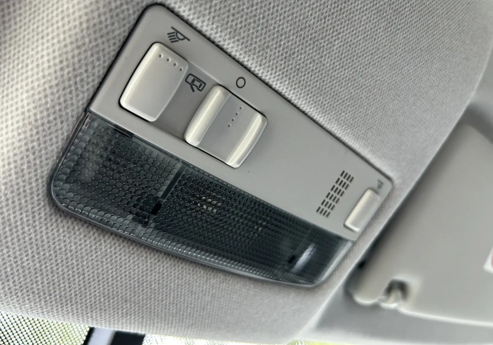 Vue en gros plan du plafonnier gris clair avec interrupteurs et lampe intégrée dans une SEAT Ibiza blanche de 2019.