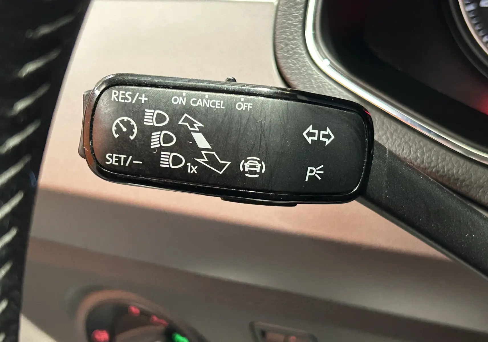 Gros plan sur la commande de régulateur de vitesse et clignotants dans l'habitacle d'une SEAT Ibiza blanche 2019.