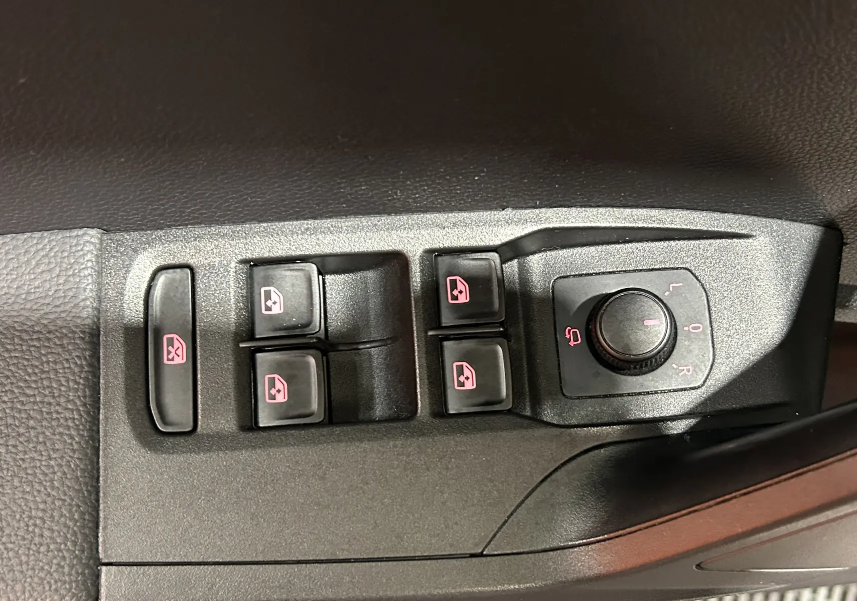 Panneau de commandes des vitres et rétroviseurs électriques côté gauche d'une SEAT Ibiza blanche 2019.