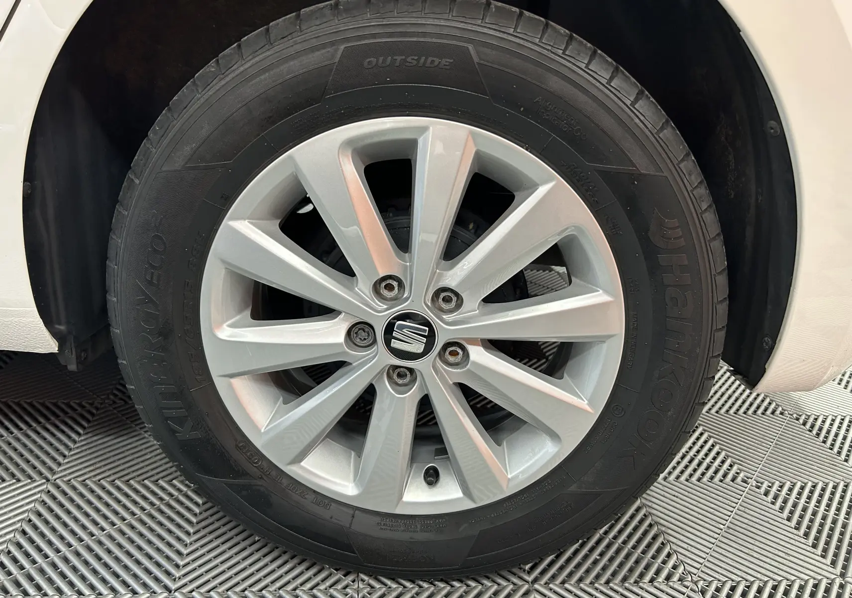 Gros plan sur la roue avant droite blanche d'une SEAT Ibiza 2019 avec jante alliage argentée et pneu Hankook.