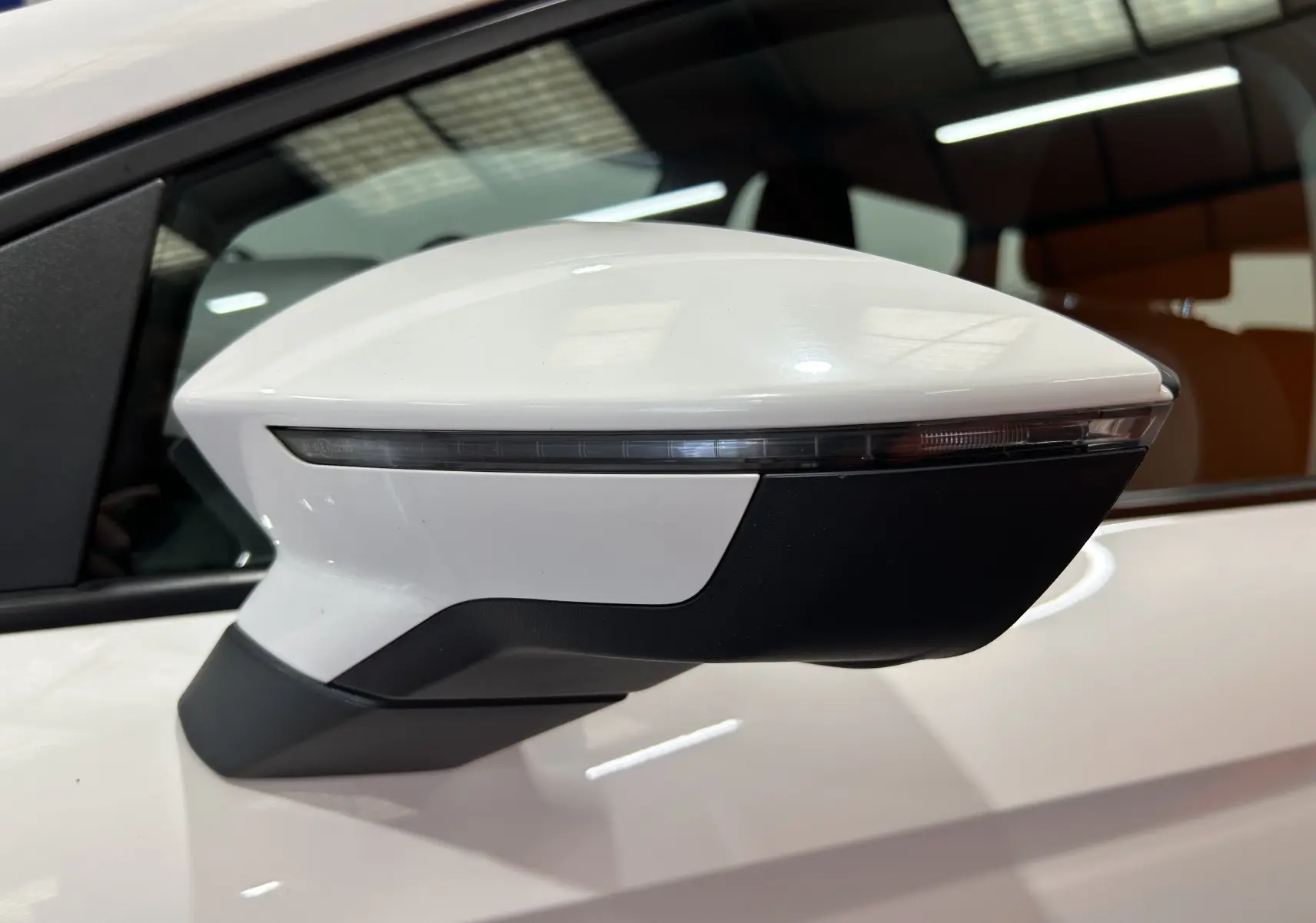 Rétroviseur droit blanc de la SEAT Ibiza 2019 visible en gros plan avec clignotant intégré et carrosserie blanche.
