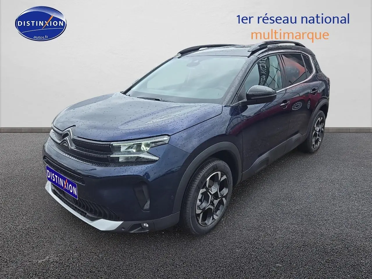 Citroën C5 Aircross bleu eclipse en 3/4 avant droit, avec toit bi-ton noir et jantes alu 18 pouces.