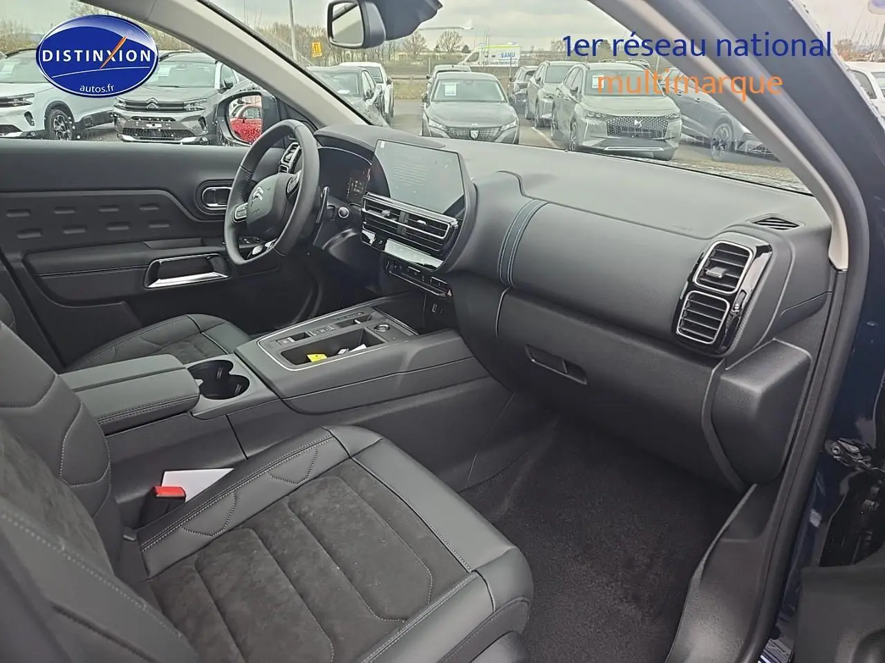 Intérieur avant droit du Citroën C5 Aircross bleu Eclipse 2025 avec tableau de bord moderne et écran tactile.