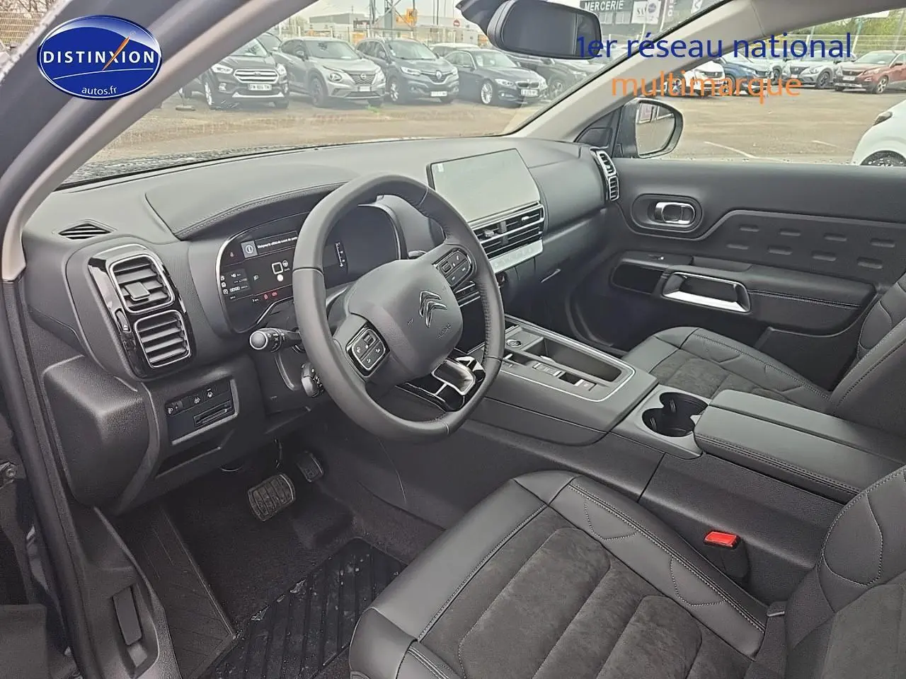 Intérieur du Citroën C5 Aircross 2025 vu côté conducteur, avec tableau de bord digital et sièges noirs cuir et alcantara.