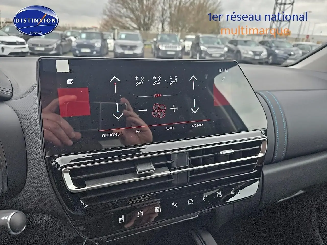 Écran tactile central et commandes de climatisation du tableau de bord du Citroën C5 Aircross bleu Eclipse 2025.