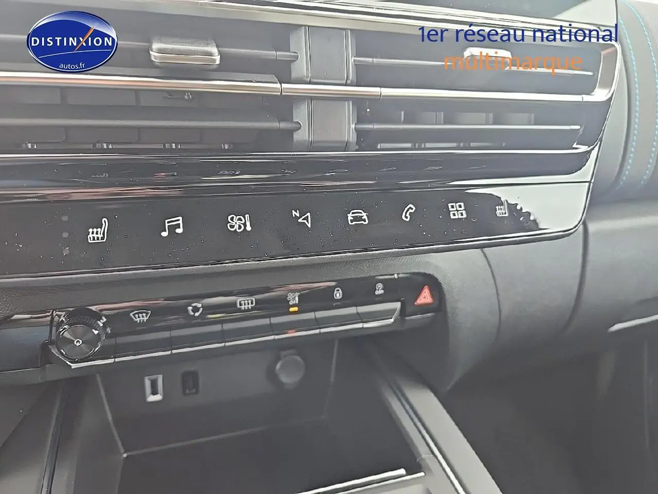 Détail de la console centrale du Citroën C5 Aircross 2025 bleu eclipse, avec commandes tactiles et aérateurs noirs.