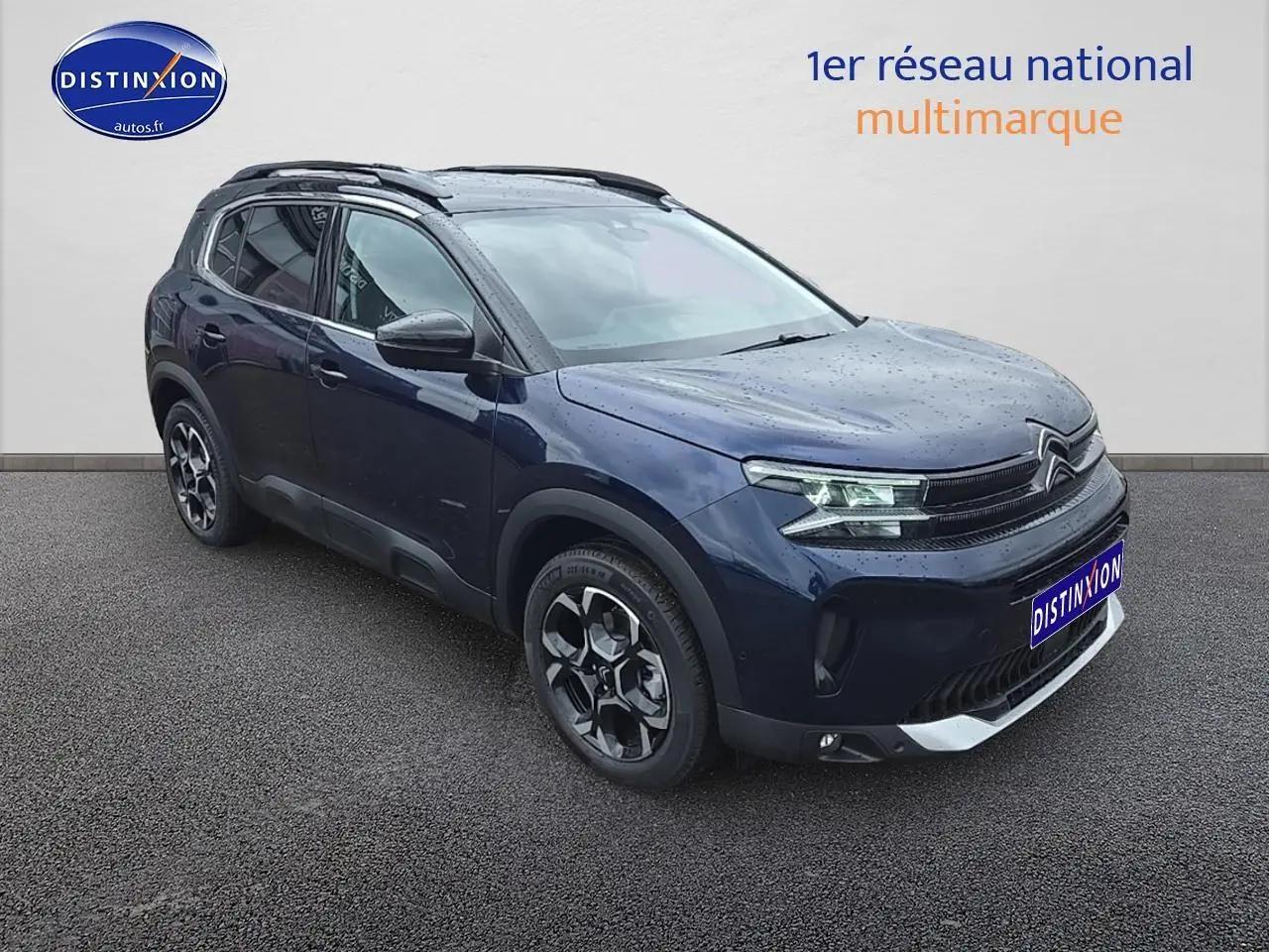 Citroën C5 Aircross bleu eclipse en 3/4 avant droit avec toit noir et jantes alu 18 pouces.