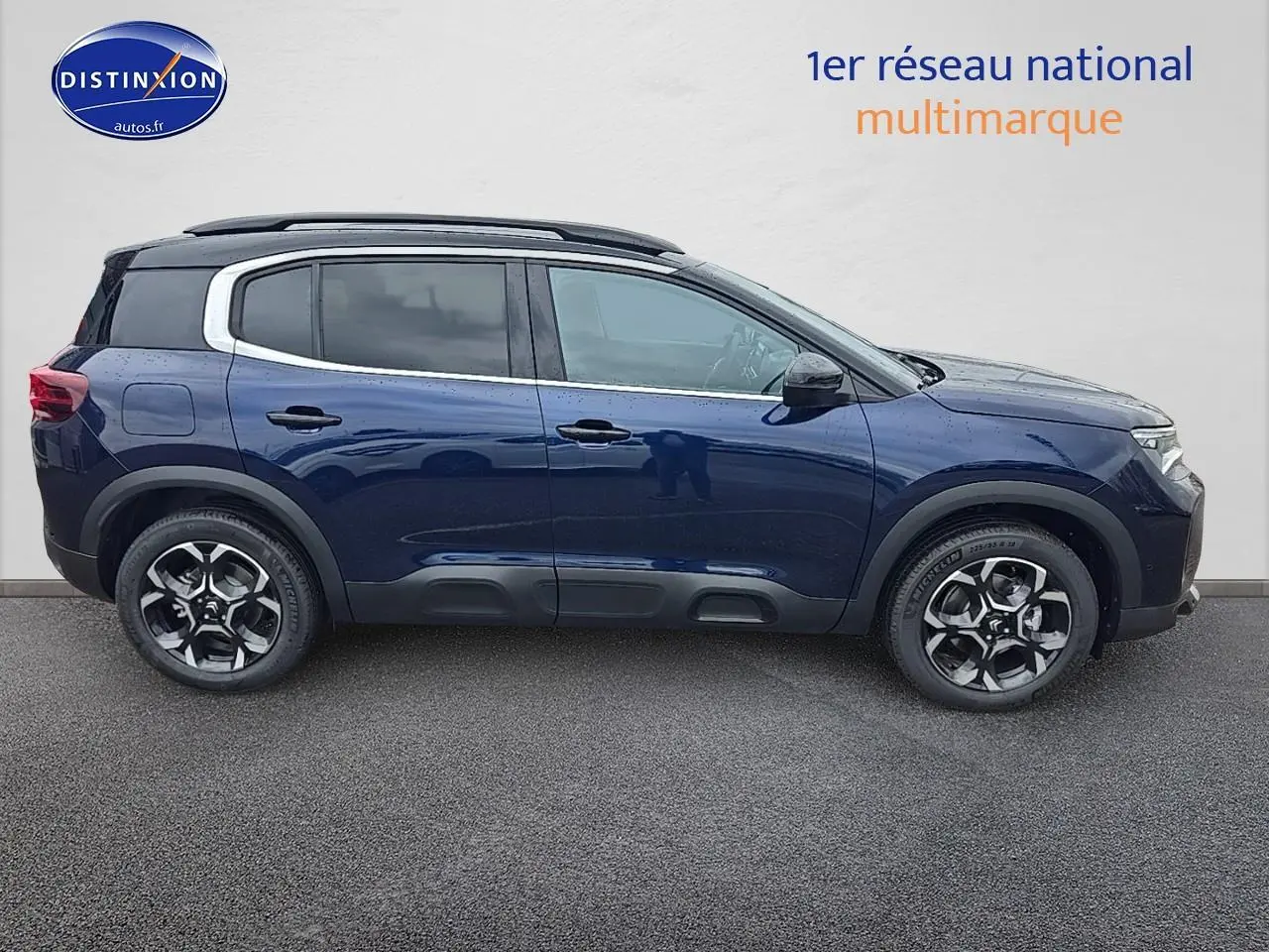 Profil côté gauche du Citroën C5 Aircross 2025 bleu eclipse avec toit bi-ton noir et jantes alu 18 pouces.
