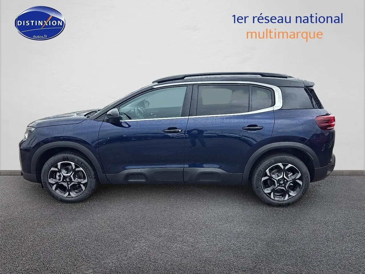 Profil côté gauche du Citroën C5 Aircross 2025 bleu eclipse avec toit noir et jantes alu 18 pouces.