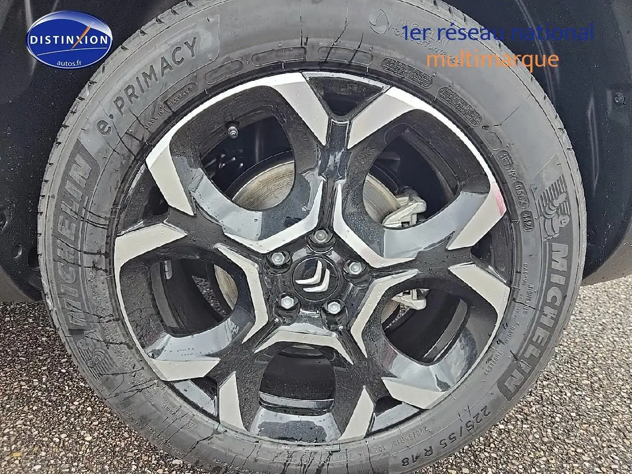 Vue de profil côté gauche d'un Citroën C5 Aircross bleu eclipse avec jantes alu 18 pouces et barres de toit noires.