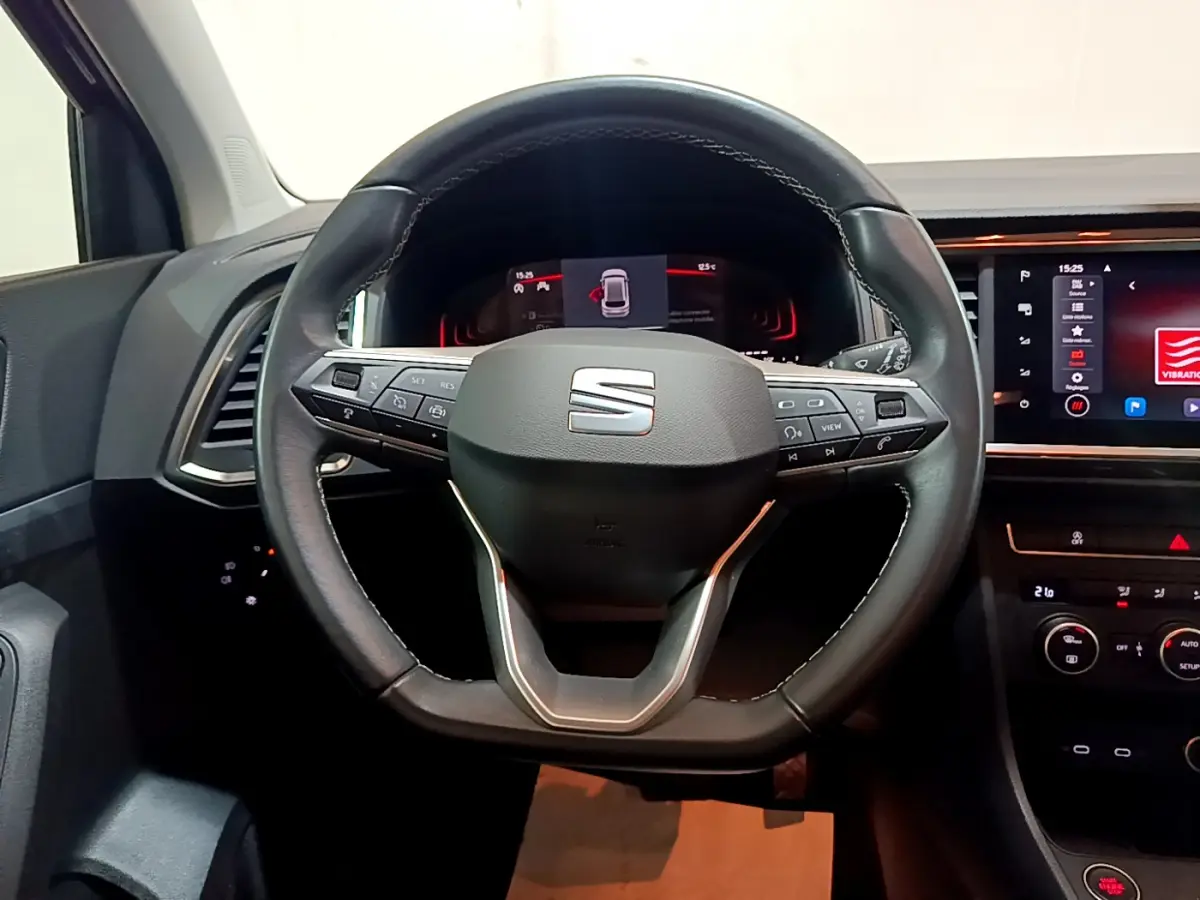 Vue frontale du volant cuir noir de la SEAT Ateca 2022 avec commandes intégrées et tableau de bord digital.