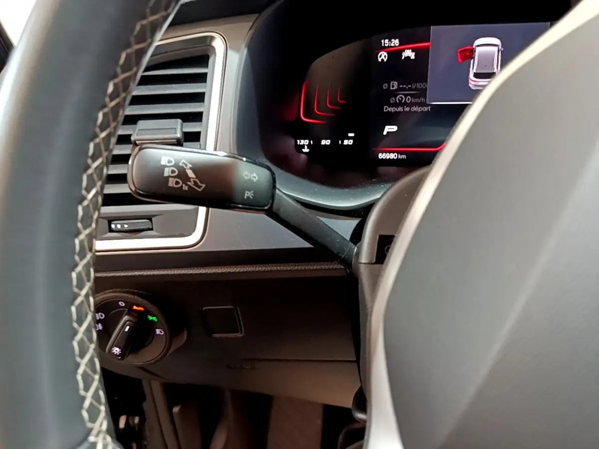 Gros plan sur le combiné d'instruments et le commodo gauche du tableau de bord noir du SEAT Ateca 2022.