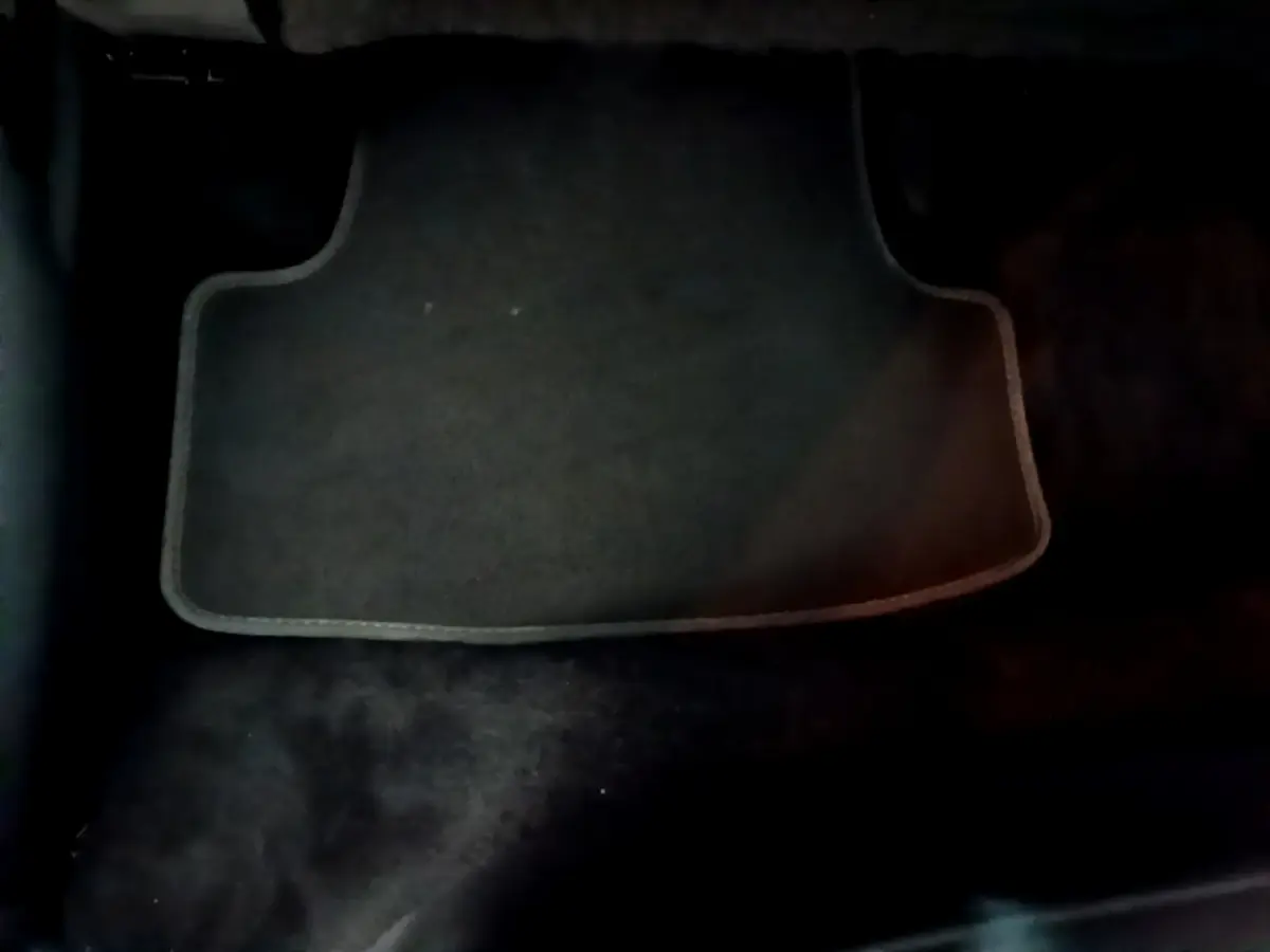 Tapis de sol noir côté conducteur du SEAT Ateca 2022, finition Style Business, intérieur sombre.